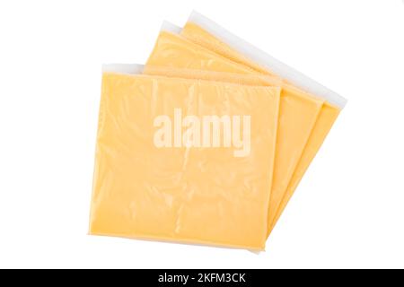 Fromage fondu pour faire des hamburgers et des cheeseburgers enveloppés dans un emballage en plastique transparent isolé sur fond blanc. Le fichier contient cli Banque D'Images