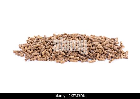 Alimentation en granulés de tournesol sur fond blanc, gros plan. Pile de boulettes de farine de tournesol sur fond blanc. Tas de pellets d'alimentation animale sur l'ba blanc Banque D'Images