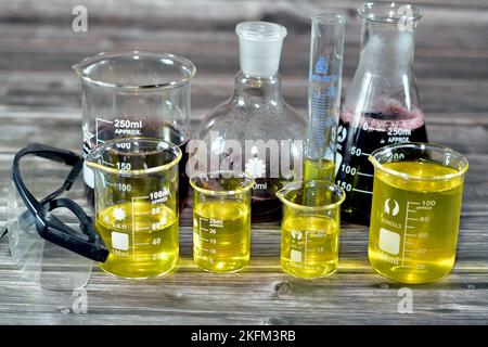 Le Caire, Egypte, 18 octobre 2022: Un laboratoire de verrerie de bouteilles graduées, bouillonnante, conique et volumétrique avec des liquides jaunes et rouges Banque D'Images