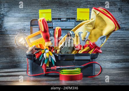 outils électriques dans une petite boîte à outils en bois d'époque Banque D'Images