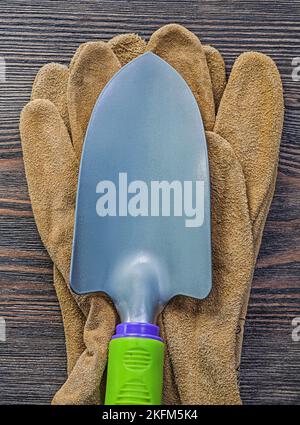 Gants de sécurité en cuir à bêche sur bois concept agricole. Banque D'Images