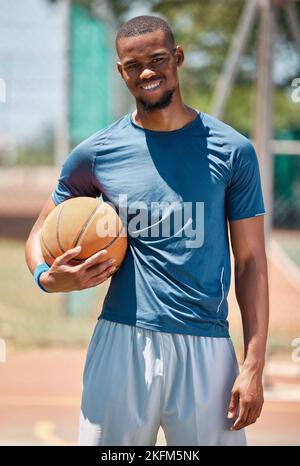 Joueur de basket-ball, portrait d'homme noir et entraînement de terrain de sport en plein air, entraînement et jeu à New York, Etats-Unis. Joyeux athlète professionnel Banque D'Images