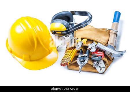 casque et ceinture à outils avec outils de construction isolés sur blanc Banque D'Images