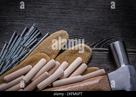 Gants en cuir structure inoxydable clous griffe marteau chevilles en bois. Banque D'Images