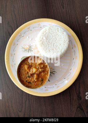 Curry aromatique et savoureux de pousses de haricots rouges ou Molake Kalu Saaru, servi avec une généreuse portion de riz blanc moelleux. Plat visuellement attrayant. Banque D'Images