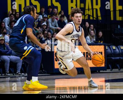 18 novembre 2022 Berkeley, Californie Etats-Unis la Californie garde Devin Askew (55) va à la boucle pendant le match de basketball masculin NCAA entre les jaguars de l'université du Sud et les ours d'or de Californie. Southern Beat California 74-66 au Hass Pavilion Berkeley en Californie Thurman James / CSM Banque D'Images