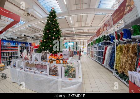 Cuneo, Italie - 18 novembre 2022: Sapin de Noël artificiel et étagères avec décorations de Noël en vente dans le supermarché italien Conad bef Banque D'Images