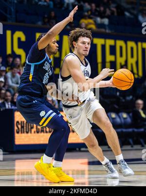 18 novembre 2022 Berkeley, Californie États-Unis la garde de Californie Devin Askew (55) se dirige vers le panier lors du match de basketball masculin de la NCAA entre les jaguars de l'université du Sud et les ours d'or de Californie. Southern Beat California 74-66 au Hass Pavilion Berkeley en Californie Thurman James / CSM Banque D'Images