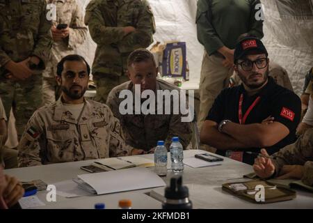 Les Marines des États-Unis avec 3rd Bataillon, 5th Marine Regiment, 1st Marine Division, et les soldats de la Garde présidentielle des Émirats arabes Unis assistent à une répétition de la réunion de concept lors de l'exercice Intrepid Maven 22,4 dans les Émirats arabes Unis, le 26 septembre 2022. Intrepid Maven 22,4 est une série d'engagement du Commandement central des Forces maritimes des États-Unis conçue pour des engagements d'entraînement bilatéraux et multilatéraux avec les nations partenaires et les forces du corps des Marines. Banque D'Images