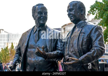 La statue de Moores Brothers par Tom Murphy sur Church Street. Liverpool. Banque D'Images