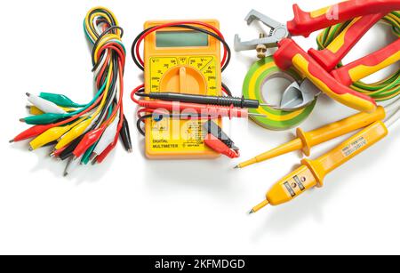 jeu de testeurs d'outils électriques pince à dénuder à ruban isolant câbles isolés Banque D'Images