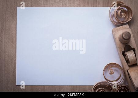 Concept de construction de l'espace de copie en bois avec copeaux de rason et feuille de papier vierge. Banque D'Images