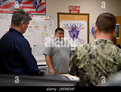 SILVERDALE, Washington (sept 26, 2022) Marvin Frilles (au centre), le coordinateur régional de la stratégie régionale de formation à l'entretien des afloat de la Marine (NAMTS) pour Trident Refit Facility, Bangor (TRFB), s'adresse à la direction du commandement de la TRFB lors d'un gemba au TRFB. Le programme NAMTS a été établi par le chef des opérations navales pour améliorer la capacité de maintenance biologique des groupes de combat et l'autosuffisance matérielle. La mission centrale de TRFB consiste à réparer, à réviser progressivement et à moderniser la force sous-marine de missiles balistiques de la flotte du Pacifique. Chaque semaine, le personnel de direction de TRFB visite une zone de production différente de la f Banque D'Images