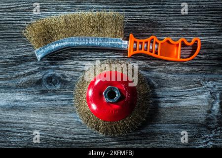 Brosses métalliques coniques sur panneau en bois d'époque. Banque D'Images