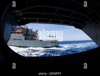 Un MH-60s Knighthawk, attaché aux « Tridents » de l'Escadron de combat en mer (HSC) 9, arrive au navire de fret et de munitions USNS Medgar Evers (T-AKE 13) pendant une munition en charge avec le premier porte-avions de la catégorie USS Gerald R. Ford (CVN 78), le 26 septembre 2022. Ford est en cours dans l'océan Atlantique en vue d'un déploiement prévu cet automne. Banque D'Images