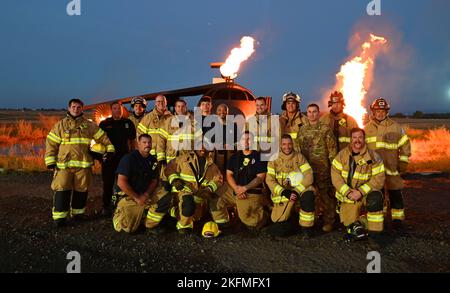 Les pompiers de l'escadron du génie civil 92nd suivent une formation en direct sur les incendies à la base aérienne de Fairchild, à Washington, le 19 septembre 2022. L'exercice a fourni une expérience de première main avec les outils et les techniques nécessaires à la lutte contre les incendies d'aéronefs. Banque D'Images