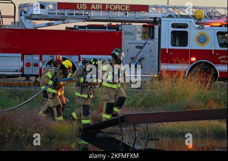 Les pompiers de l'escadron du génie civil 92nd suivent une formation en direct sur les incendies à la base aérienne de Fairchild, à Washington, le 19 septembre 2022. L'exercice a fourni une expérience de première main avec les outils et les techniques nécessaires à la lutte contre les incendies d'aéronefs. Banque D'Images