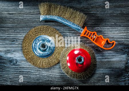 Utilisé des brosses métalliques serties sur du bois d'époque. Banque D'Images