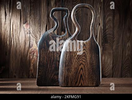 deux planches à découper en bois de chêne d'époque sur fond de bois Banque D'Images