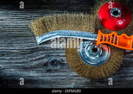 Utilisé des brosses en fil rigide sur des panneaux en bois d'époque. Banque D'Images