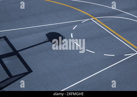street basketball hoop shadow sur le terrain de sport Banque D'Images