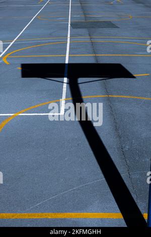 street basketball hoop shadow sur le terrain de sport Banque D'Images