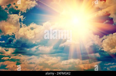 vue sur le beau soleil dans un ciel bleu ciel nuageux instagram stile instagram stile Banque D'Images