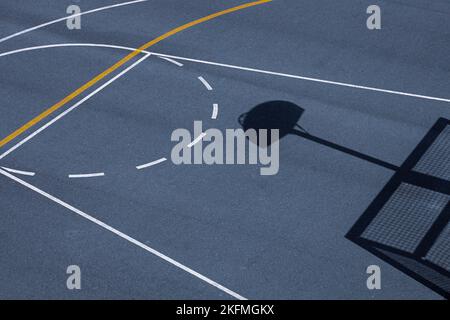 street basketball hoop shadow sur le terrain de sport Banque D'Images