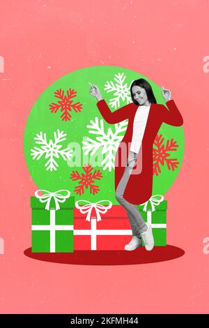Vertical Creative photo collage de drôle positif gai fille danse ont plaisir près des boîtes de cadeaux isolées sur fond rose couleur Banque D'Images