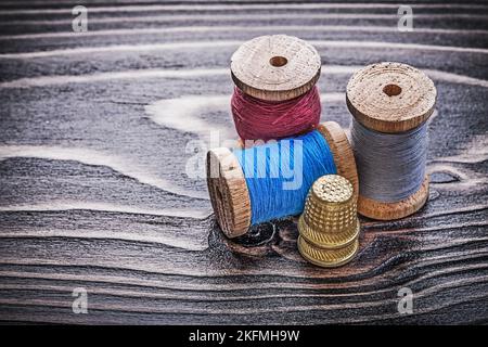 Bobines vintage de filets de thimbles sur bois de planche concept d'artisanat. Banque D'Images