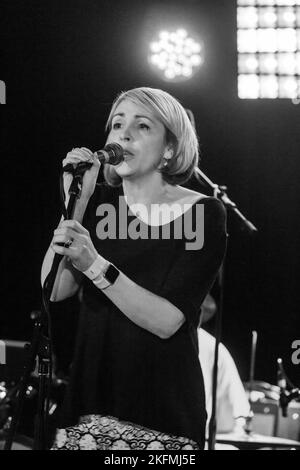 Andrea Parker, chanteuse de Melys - concert à l'Aquarium, Lowestoft, Suffolk - le 9 décembre 2016 Banque D'Images