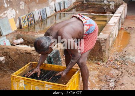 Production de carreaux Athangudi à Attangudi, Tamil Nadu, Inde . Banque D'Images