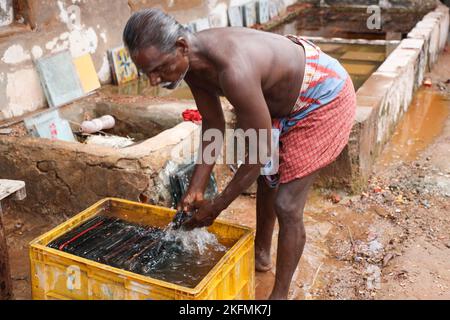 Production de carreaux Athangudi à Attangudi, Tamil Nadu, Inde . Banque D'Images