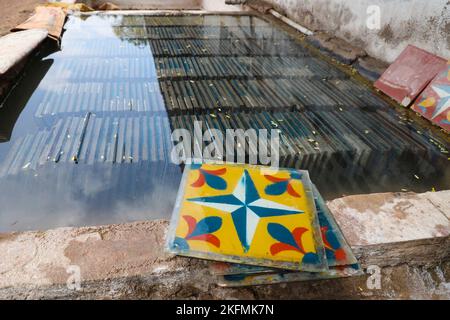 Production de carreaux Athangudi à Attangudi, Tamil Nadu, Inde . Banque D'Images