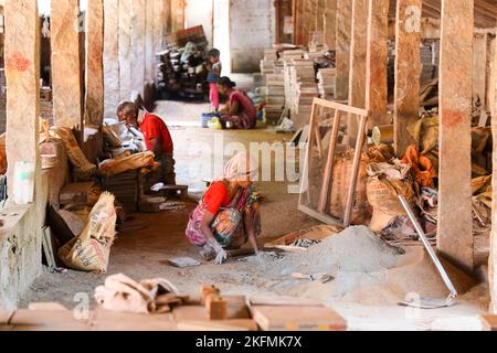 Production de carreaux Athangudi à Attangudi, Tamil Nadu, Inde . Banque D'Images