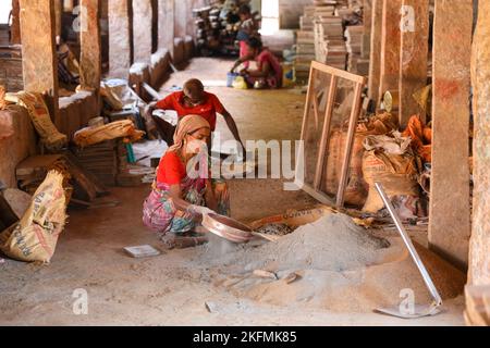 Production de carreaux Athangudi à Attangudi, Tamil Nadu, Inde . Banque D'Images