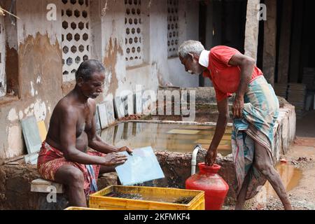 Homme lavant le carrelage Athangudi à Attangudi, Tamil Nadu, Inde Banque D'Images