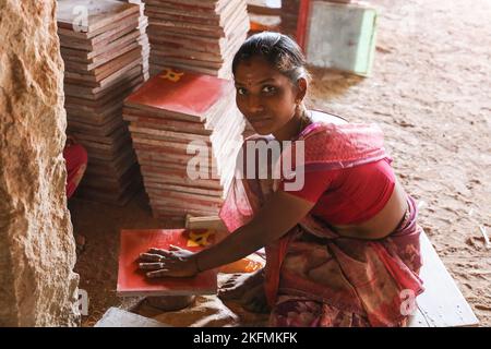 Production de carreaux Athangudi à Attangudi, Tamil Nadu, Inde . Banque D'Images