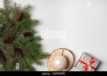 Le thème des vacances d'hiver est des cadeaux avec des décorations de Noël et un arbre de Noël. Vue de dessus. Copie de l'espace, bannière, carte postale Banque D'Images