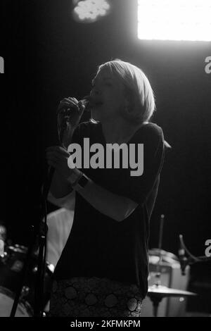 Andrea Parker, chanteuse de Melys - concert à l'Aquarium, Lowestoft, Suffolk - le 9 décembre 2016 Banque D'Images