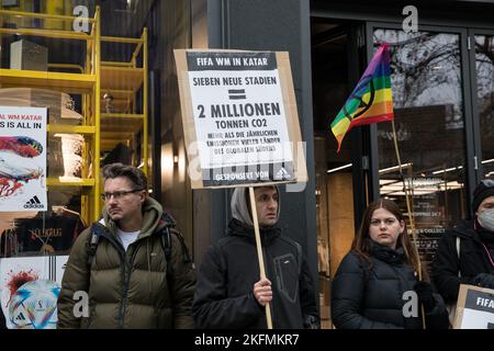 Des militants se sont réunis à Berlin sur 19 novembre 2022 pour attirer l'attention sur les violations des droits de l'homme au Qatar. Les militants de la rébellion d'extinction du groupe ont bloqué l'entrée du magasin phare Adidas sur la Tauentzienstrasse pour protester contre le parrainage de la coupe du monde. Une bannière lisant '#BoycottQatar2022' a appelé le public à ne pas acheter de produits de la coupe du monde au Qatar, comme le ballon officiel de match Adidas, et de ne pas regarder les matchs. Avec la coupe du monde au Qatar, les émissions massives de fossiles, les violations des droits de l'homme et la mort des travailleurs invités sont acceptées. Adidas est aussi des respon Banque D'Images