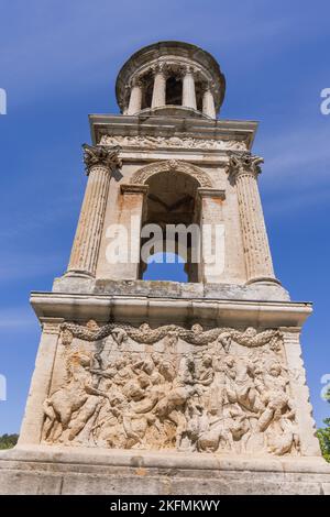 Saint-Rémy-de-Provence, Bouches-du-Rhône, Provence, France. Le mausolée près de l'entrée de la ville romaine de Glanum. Il est pensé à partir de Banque D'Images