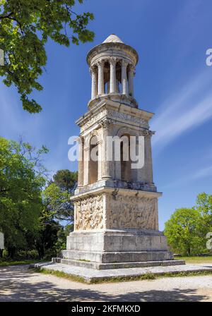 Saint-Rémy-de-Provence, Bouches-du-Rhône, Provence, France. Le mausolée près de l'entrée de la ville romaine de Glanum. Il est pensé à partir de Banque D'Images
