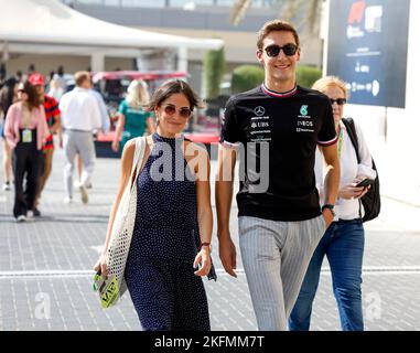 #63 George Russell (GBR, Mercedes-AMG Petronas F1 Team) et sa petite amie Carmen Montero Mundt, Grand Prix d'Abou Dhabi F1 au circuit Yas Marina sur 19 novembre 2022 à Abu Dhabi, Émirats arabes Unis. (Photo par DEUX HAUTS) Banque D'Images