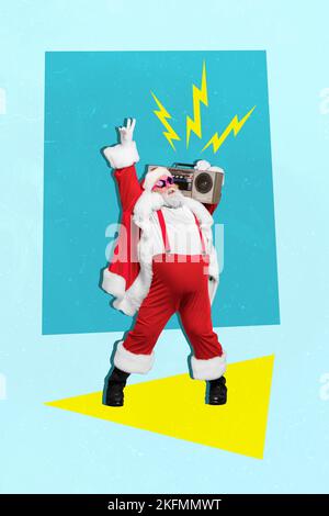 Collage photo de l'homme ancien saint nicholas porter des bretelles rouges tenir vintage écouter de la musique fort v-signe fou Noël parti isolé sur fond bleu couleur Banque D'Images