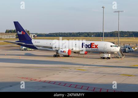 Boeing 757 Federal Express à l'aéroport de Hanovre, en Allemagne. FedEx Express American cargo Airline. Banque D'Images