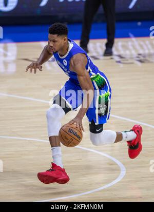 Giannis Antetokounmpo (34 Bucks) va de l'avant pendant le match de l'Association nationale de basket-ball entre Philadelphia Sixers et Milwaukee Bucks au Wells Fargo Center à Philadelphie, États-Unis (Foto: Georgia Soares/Sports Press photo/C - DÉLAI D'UNE HEURE - ACTIVER FTP UNIQUEMENT SI LES IMAGES DE MOINS D'UNE HEURE - Alamy) crédit : SPP Sport presse photo. /Alamy Live News Banque D'Images