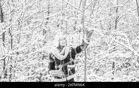 wow. beau temps. plein d'énergie. vacances et vacances d'hiver. le meilleur endroit pour se sentir libre. femme profiter du paysage d'hiver. fille se détendre dans la forêt enneigée Banque D'Images