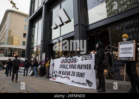 Berlin, Allemagne. 19th novembre 2022. Des militants se sont réunis à Berlin sur 19 novembre 2022 pour attirer l'attention sur les violations des droits de l'homme au Qatar. Les militants de la rébellion d'extinction du groupe ont bloqué l'entrée du magasin phare Adidas sur la Tauentzienstrasse pour protester contre le parrainage de la coupe du monde. Une bannière lisant ''#BoycottQatar2022'' a appelé le public à ne pas acheter de produits de la coupe du monde au Qatar, comme le ballon officiel de match Adidas, et à ne pas regarder les matchs. Avec la coupe du monde au Qatar, des émissions massives de fossiles, des violations des droits de l'homme et la mort d'un travailleur invité Banque D'Images