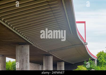 Photo d'un pont routier en béton sur le Rhin à Duisburg, en Allemagne Banque D'Images